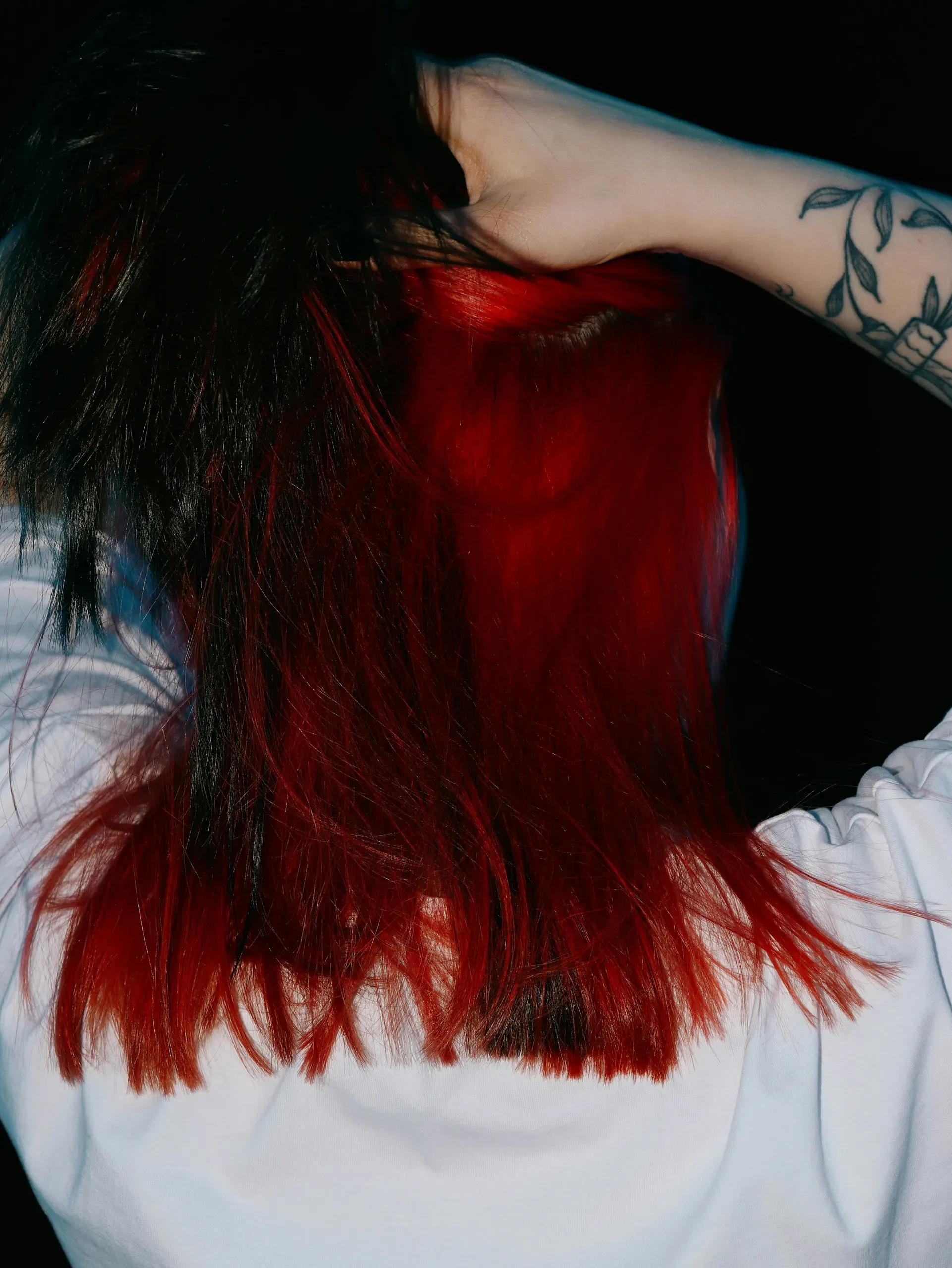 Peinado largo negro y rojo — vista desde atrás