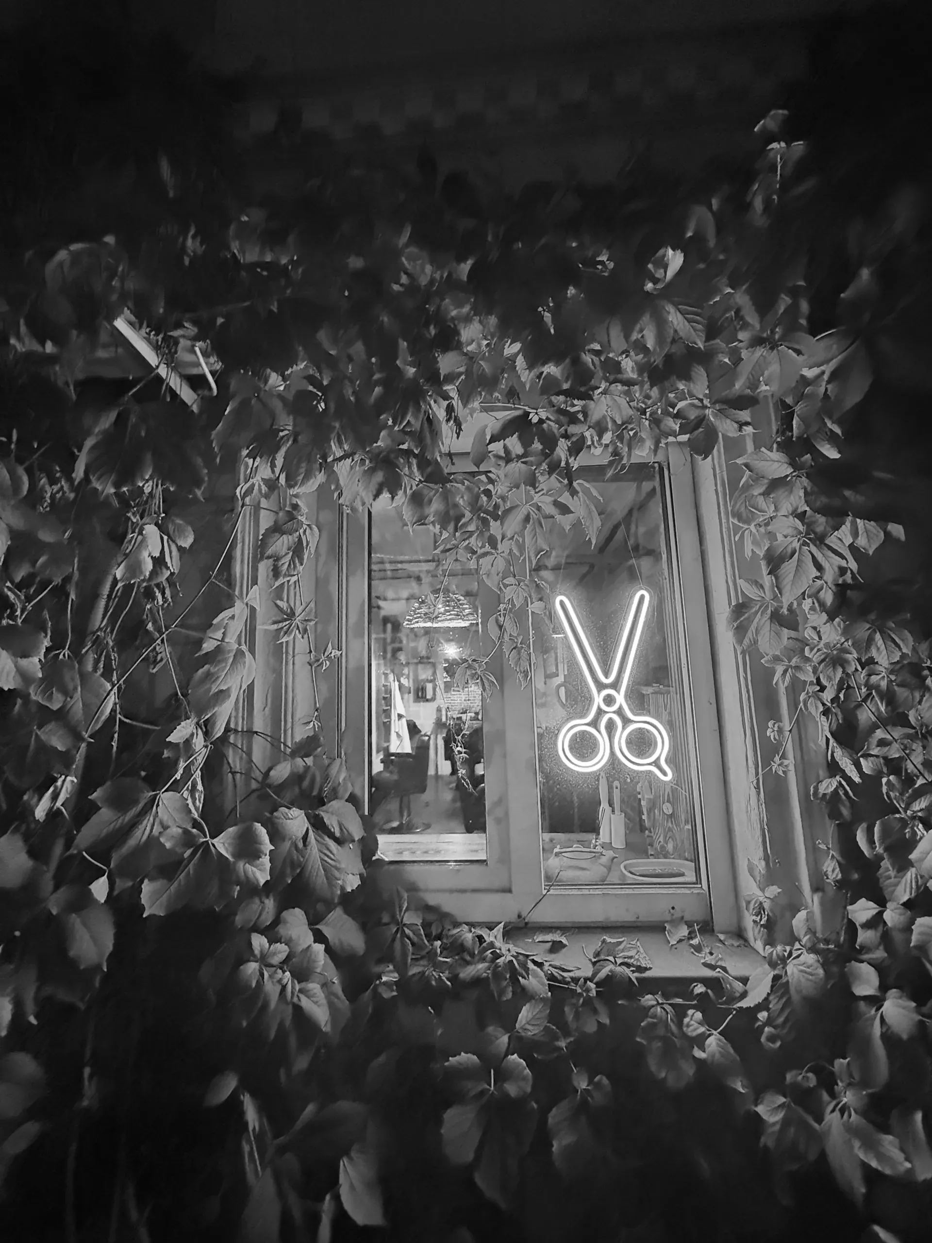 Entrada del salón — fachada con logo amarillo y elementos verdes